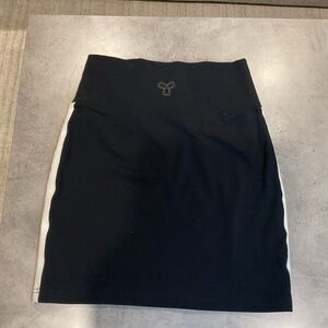 ARITZIA TNA deep black with white stripe active mini skirt with stretch